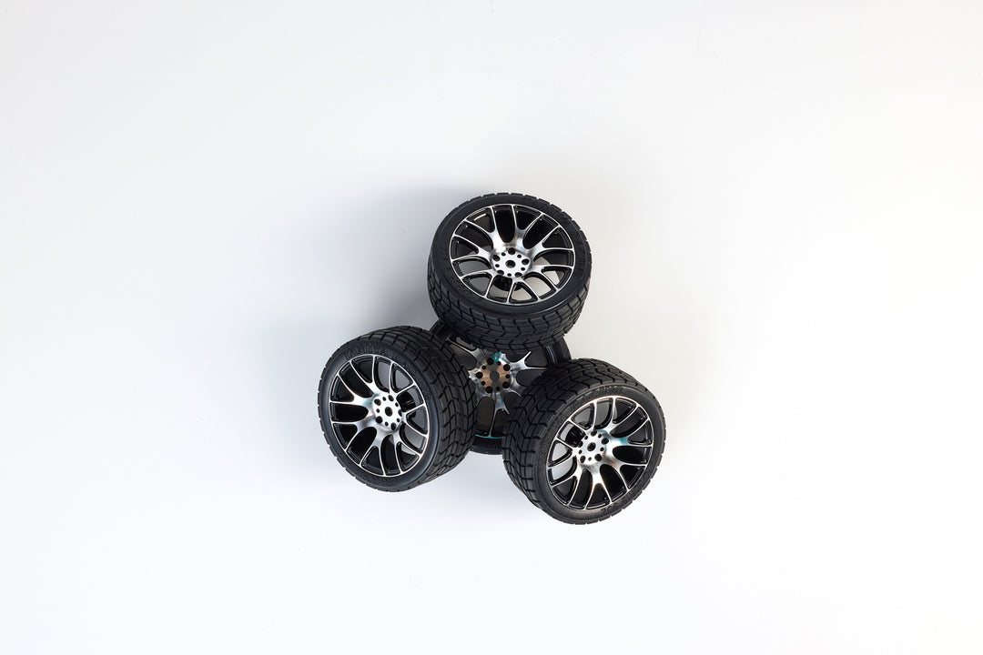 Set of 4 on-road Tyres - Yokohama tread - Medium rubber - Y-design aluminium - 26/66mm - pre-glued - 1/10