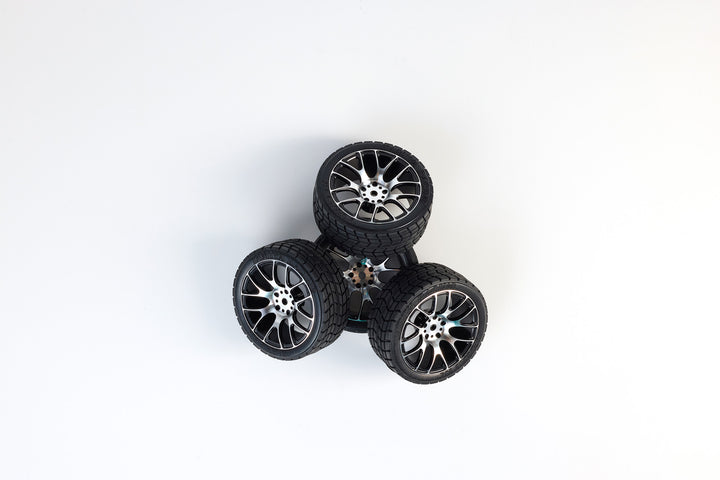 Set of 4 on-road Tyres - Yokohama tread - Medium rubber - Y-design aluminium - 26/66mm - pre-glued - 1/10