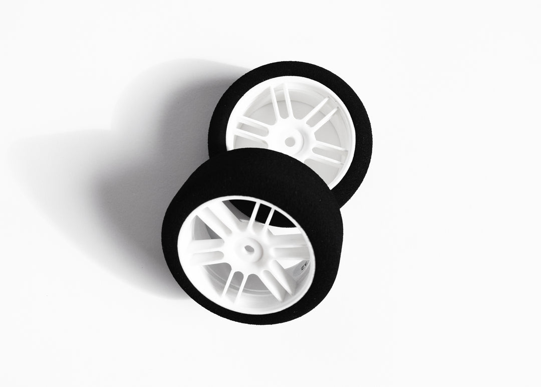 Set of 2 slick tyres/ plain tread tyre/ wheels: 26/65mm/ shore: 32 (pre-mounted) 1/10