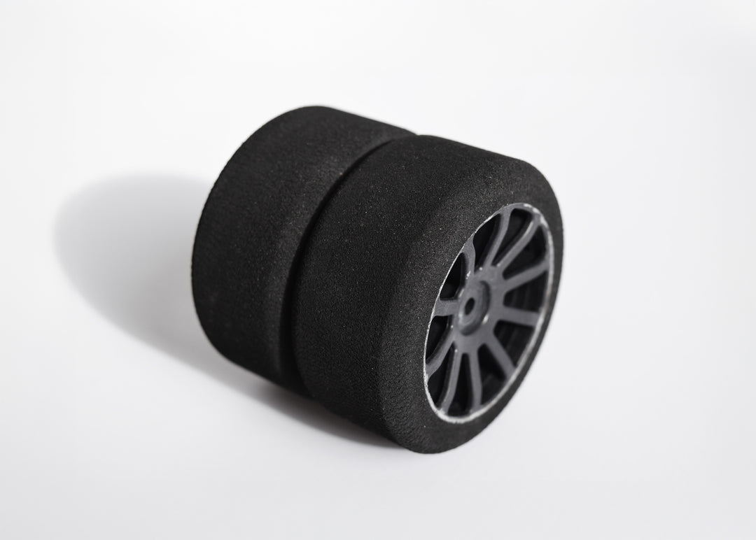 A 4-piece slick tyre set with 32 Shore front, 35 Shore rear wheels (black), including wheel spacers