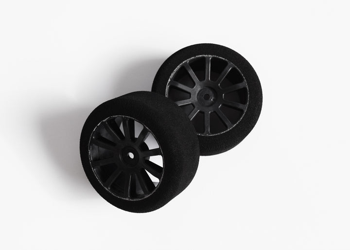 A 4-piece slick tyre set with 32 Shore front, 35 Shore rear wheels (black), including wheel spacers