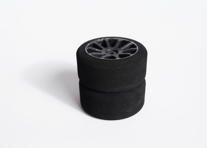 A 4-piece slick tyre set with 32 Shore front, 35 Shore rear wheels (black), including wheel spacers