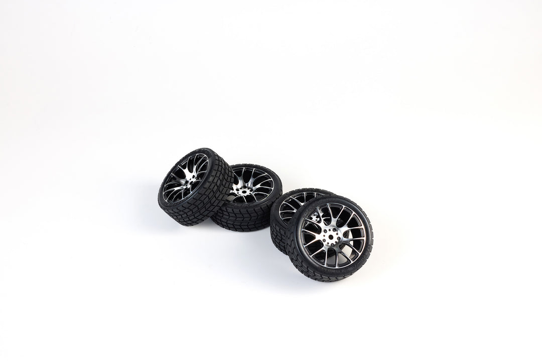 Set of 4 on-road Tyres - Yokohama tread - Medium rubber - Y-design aluminium - 26/66mm - pre-glued - 1/10